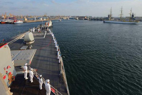 Ракетный эсминец ВМС США USS Ross отправляется в Одессу (ФОТО)