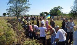 Жители Запорожья помогают солдатам копать окопы