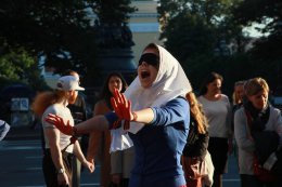 По улицам Питера бежала ослепшая "Россия" в триколоре и кровью на руках (ВИДЕО)