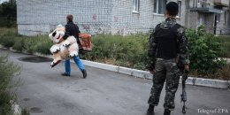 Люди, истощенные войной, надеяться на то, что война будет остановлена