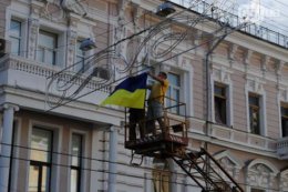 Коммунальщики Харькова снимают украинскую символику
