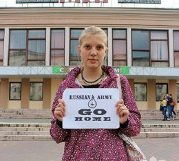 Белорусские активистки распространяют листовки в поддержку Украины (ФОТО)