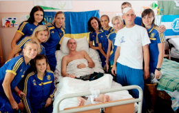 Женская сборная Украины по футболу посетила военный госпиталь