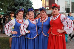 Группа "Лисапетный батальон" дали концерт для военнослужащих, стоя на кузове КамАЗа