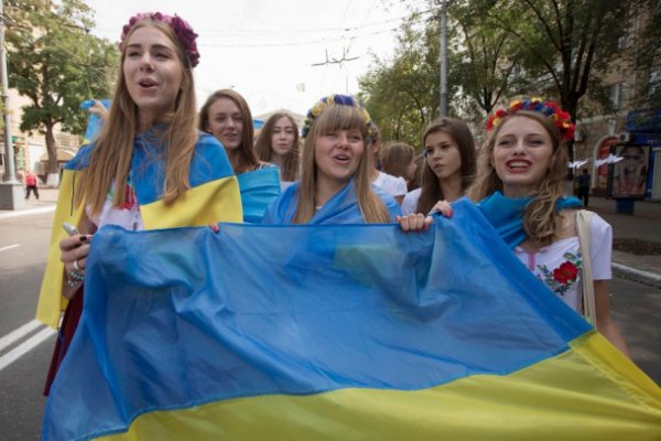 Мариуполь живет своей жизнью, несмотря на угрозу (ФОТО)