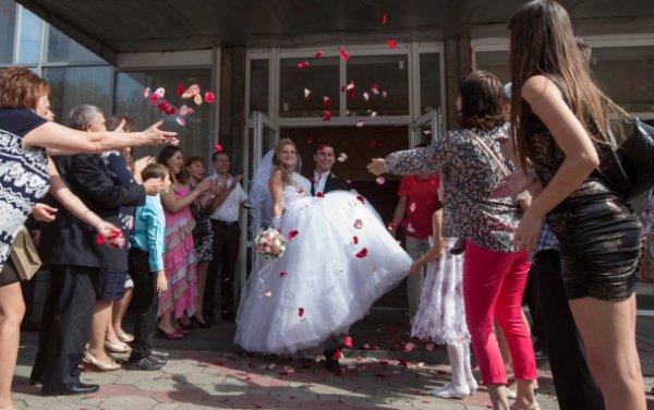 Мариуполь живет своей жизнью, несмотря на угрозу (ФОТО)