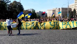Около тысячи болельщиков прошлись маршем по центру Харькова (ВИДЕО)