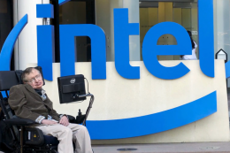 Стивену Хокингу сделали специальное инвалидное кресло от Intel (ВИДЕО)