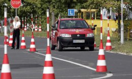 В Латвии водитель без рук успешно сдал экзамены на права