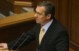 В 2015 году правительство обещает разморозить рост социальных выплат и повысить пенсии на 32 гривны