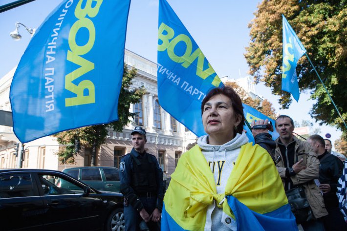 Возле Верховной Рады начался митинг с требованием принять люстрационный закон (ФОТО)