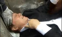 Под Верховной Радой активисты засунули нардепа в мусорный бак (ВИДЕО)