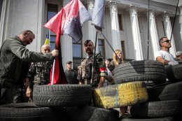 Митингующие продолжают подтягиваться к Верховной Раде (ФОТО)
