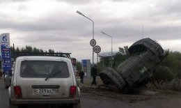 В России произошло необычное ДТП — танк Т-72Б упал с платформы для перевозки (ВИДЕО)