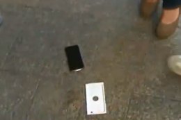 Обладатель "Айфона 6" от волнения уронил гаджет на асфальт (ВИДЕО)