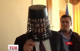 Глава Сумской ОГА писал заявление с мусорной корзиной на голове (ВИДЕО)