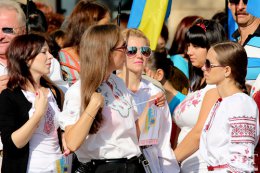 Женщины из Днепропетровска работают для нужд фронта, не покладая рук