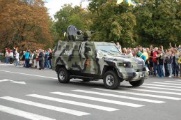 В честь дня города в Мариуполе прошла колонна военной техники (ВИДЕО)