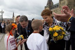 Порошенко поприветствовал людей с Днем мира