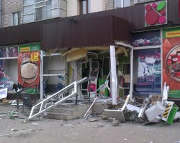 В Харькове пророссийские партизаны выстрелили в дом и взорвали "Приватбанк"