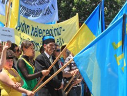 В Крыму неизвестные люди в форме похитили двух крымских татар