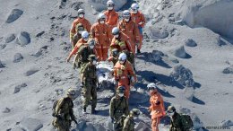 В Японии у вулкана Онтакэ обнаружены 30 человек без признаков жизни