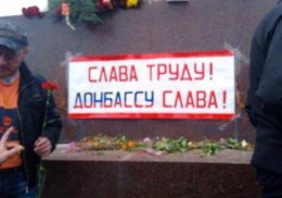 В Харькове к разрушенному памятнику Ленину подтягиваются люди