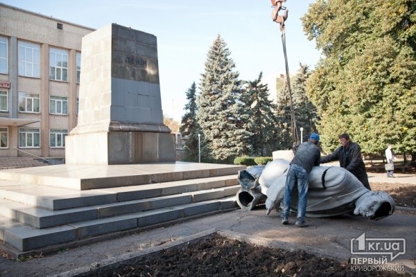 В Кривом Роге неизвестные снесли памятник Ленину (ФОТО)