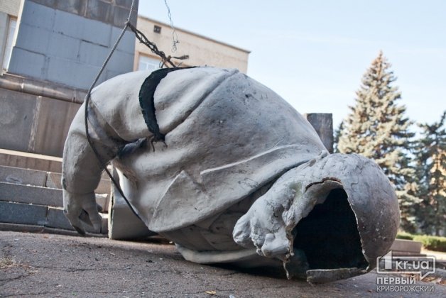 В Кривом Роге неизвестные снесли памятник Ленину (ФОТО)