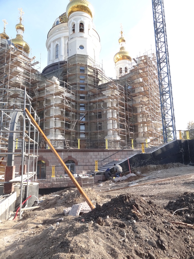 Жизнь возвращается в столицу Донбасса (ФОТО)