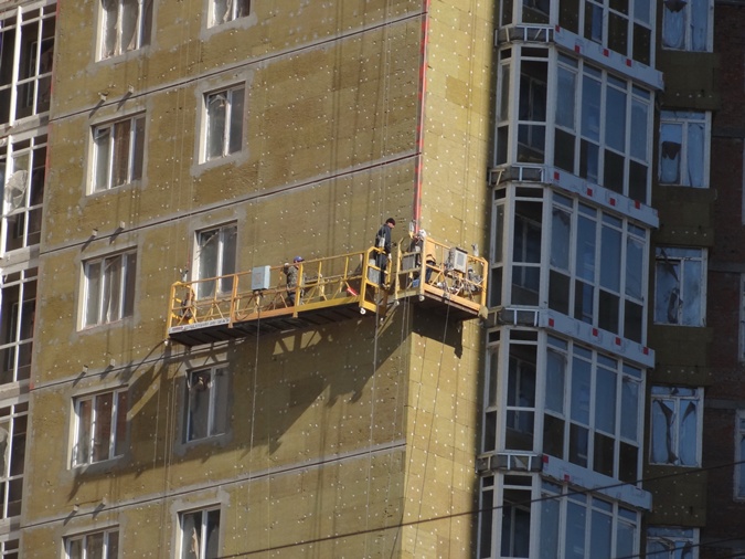 Жизнь возвращается в столицу Донбасса (ФОТО)