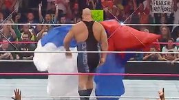 Американский рестлер сорвал российский триколор с ринга во время своего выступления