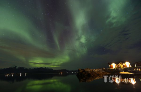 Северное сияние привлекает туристов в Местервик на севере Норвегии (ФОТО)