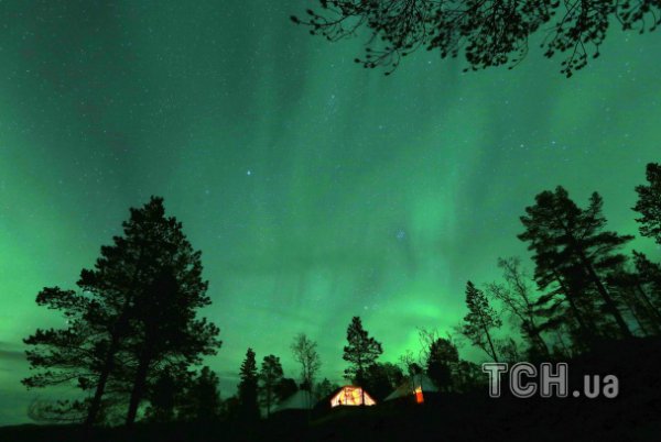 Северное сияние привлекает туристов в Местервик на севере Норвегии (ФОТО)