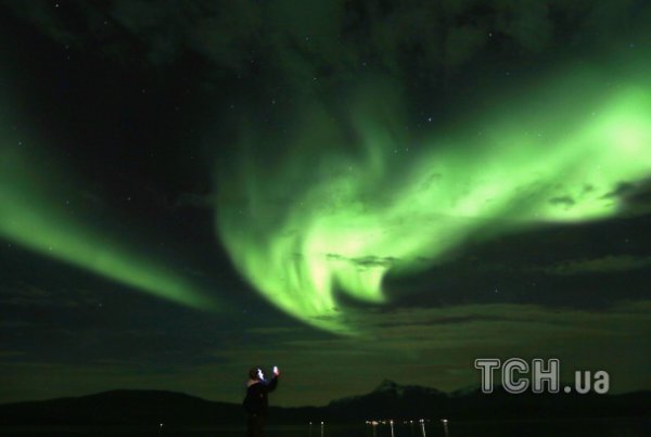 Северное сияние привлекает туристов в Местервик на севере Норвегии (ФОТО)