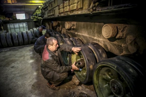 Порошенко поблагодарил работников Львовского бронетанкового ремонтного завода (ФОТО)