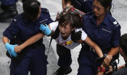 В Гонконге продолжаются столкновения между митингующими и полицией