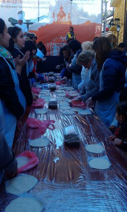 В Киеве поставлен рекорд Украины по количеству приготовленных хинкали (ВИДЕО)