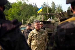 Порошенко задался целью одеть солдат в теплую одежду