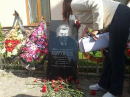 В Одессе сожгли чучело коррупции и установили могильную плиту коррупции с портретом Кивалова (ВИДЕО)