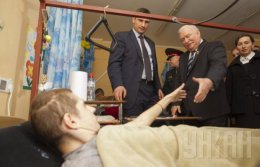 Экс-президент Польши не смог сдержать слез у памятного знака Небесной сотне (ФОТО)