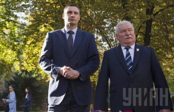 Экс-президент Польши не смог сдержать слез у памятного знака Небесной сотне (ФОТО)