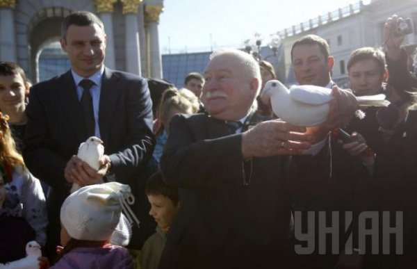 Экс-президент Польши не смог сдержать слез у памятного знака Небесной сотне (ФОТО)