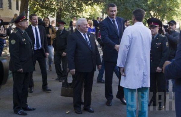 Экс-президент Польши не смог сдержать слез у памятного знака Небесной сотне (ФОТО)