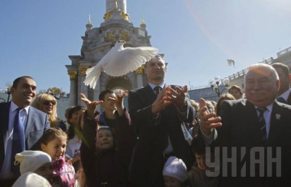 Экс-президент Польши не смог сдержать слез у памятного знака Небесной сотне (ФОТО)