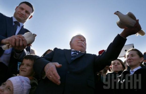 Экс-президент Польши не смог сдержать слез у памятного знака Небесной сотне (ФОТО)