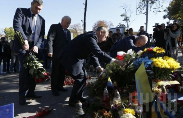 Экс-президент Польши не смог сдержать слез у памятного знака Небесной сотне (ФОТО)