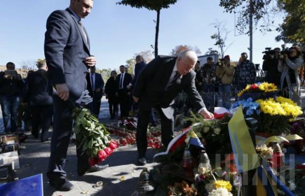 Экс-президент Польши не смог сдержать слез у памятного знака Небесной сотне (ФОТО)