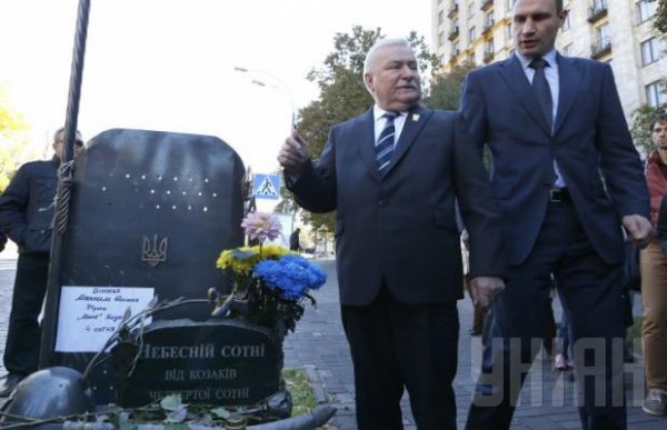 Экс-президент Польши не смог сдержать слез у памятного знака Небесной сотне (ФОТО)