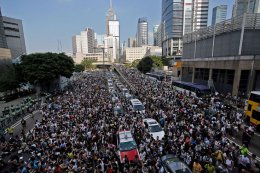 Демонстранты Гонконга разблокируют работу административных зданий
